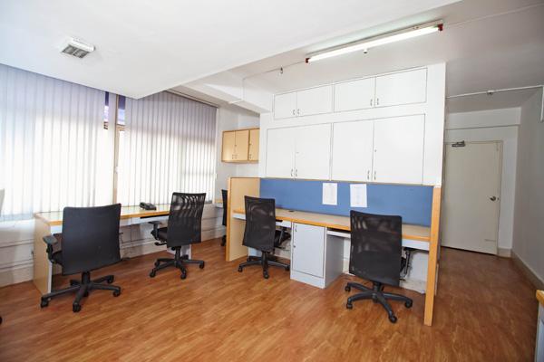 Office Space For 5 Person as team work at vittal Mallya
