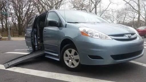 2010  TOYOTA SIENNA LE