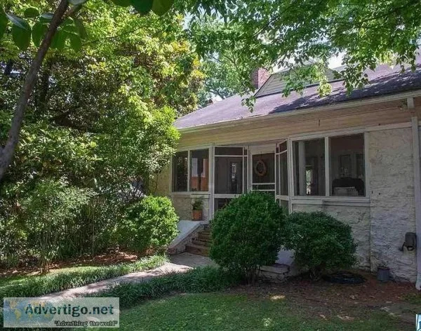 Neighborhood Spacious Light-Filled House For Rent