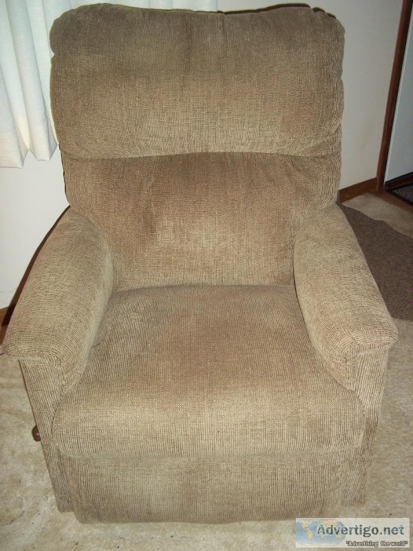 Recliner - LIKE NEW - Beautiful Comfortable and Sturdy Classic C