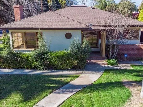 HOME IS WALKING DISTANCE TO THE RIVERSIDE COMMUNITY COLLEGE  IT 