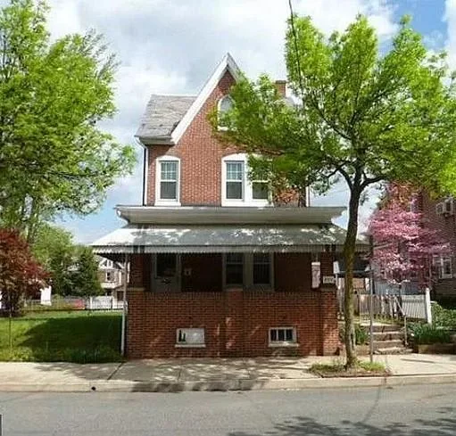 Family Home With Three Beds and Two Baths Available For Rent