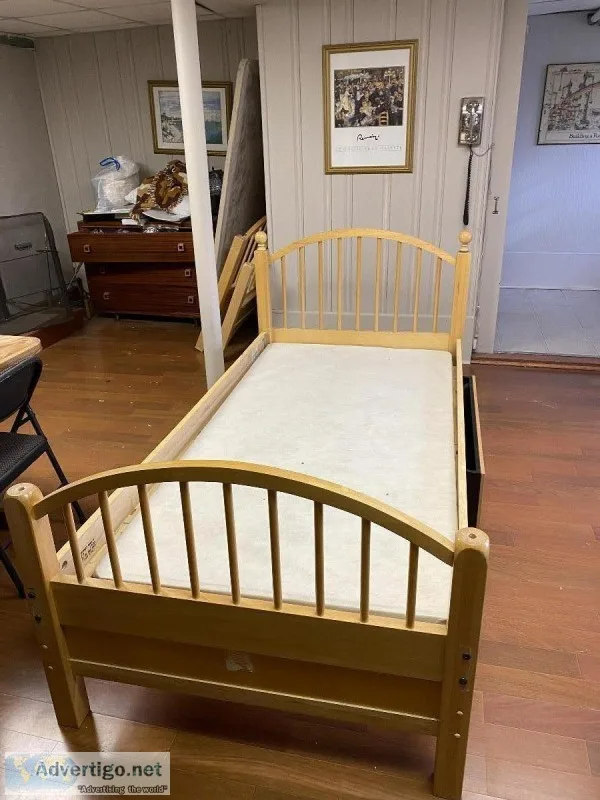 Children&rsquos hardwood beds