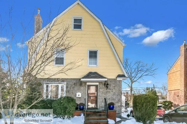 (THER) Beautiful Dutch Colonial w Slate Roof In Bayside Hills
