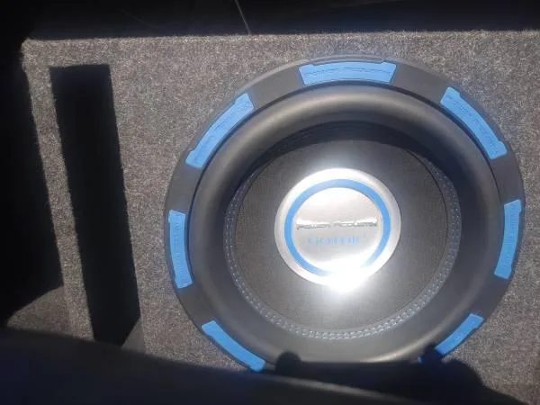 Car Audio System. 1 12&quot 2500w Subwoofer 1 12&quot Ported Box