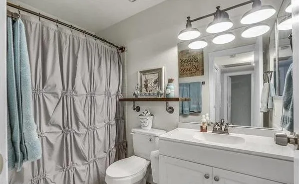 STUNNING 2BDR2BATH WITH GRANITE HARDWOOD IN SAFE NEIGHBORHOOD