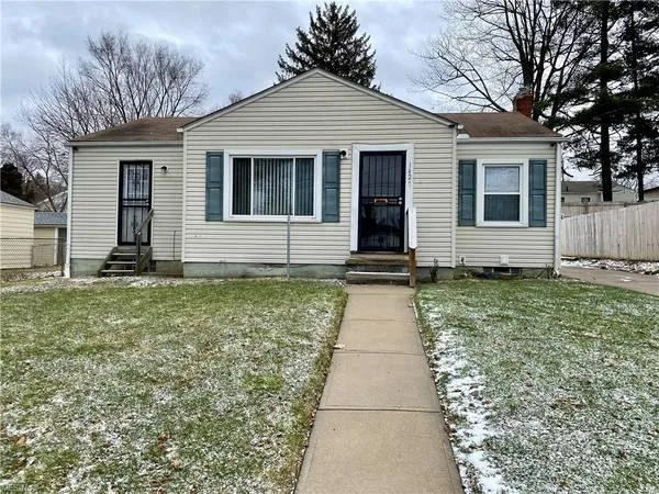Welcome to this &quotMust See&quot ranch in Southwest Akron2Bed1