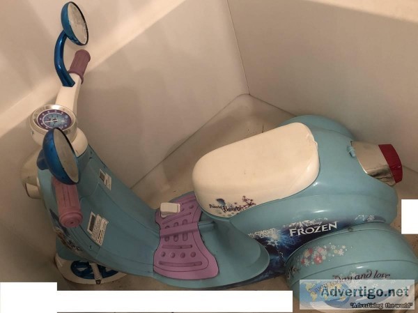 Disney Frozen 3-Wheel Scooter 6-Volt Battery-Powered Ride-On