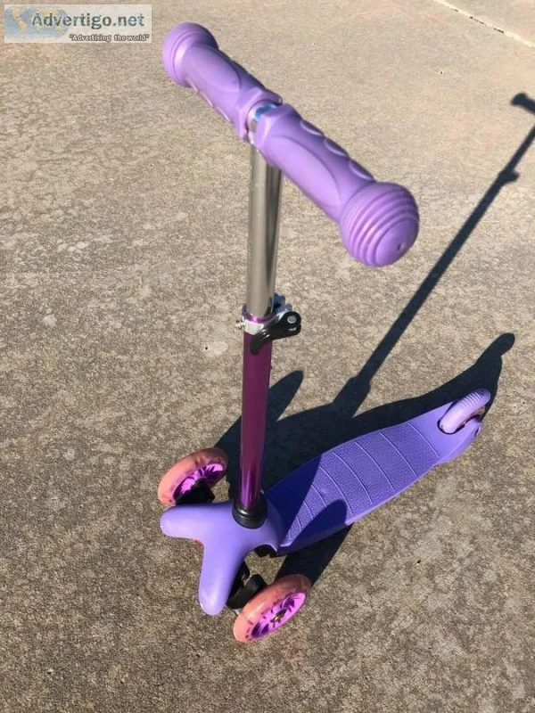 Kids Kick Scooter Toy w Colorful Light-Up Wheels Adjustable T-B