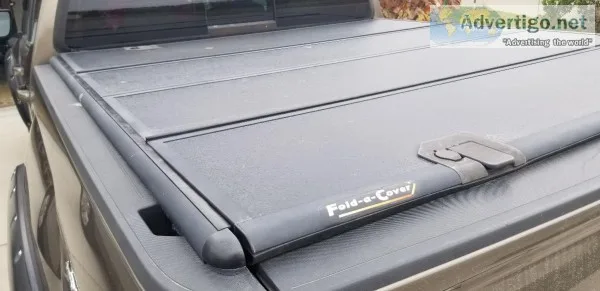 Foldable hard truck bed cover