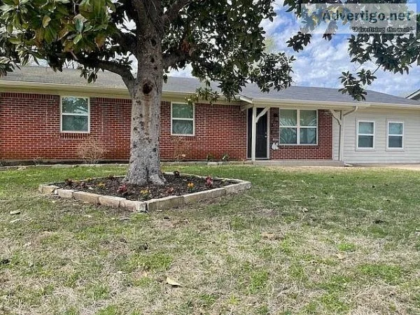 Cute move-in ready 3 bed 2 bath in popular North Dallas neighbor
