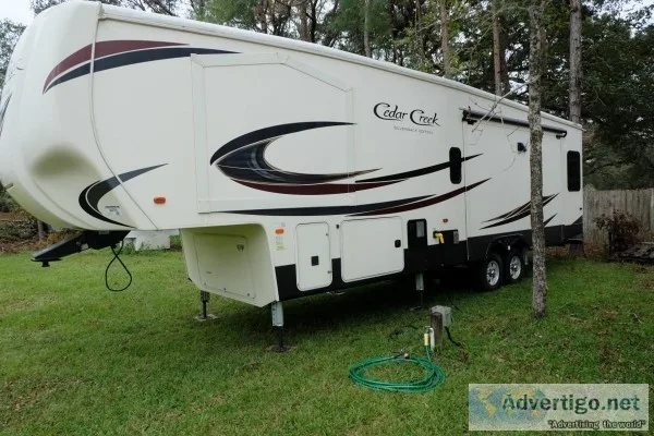 Like new 2019 37 ft. Cedar Creek Silverback 33Ik