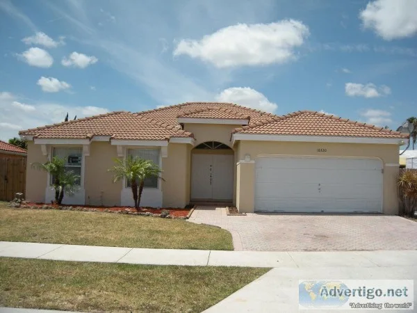BoatRV Parking. 42 Pool House For Sale. Miami.