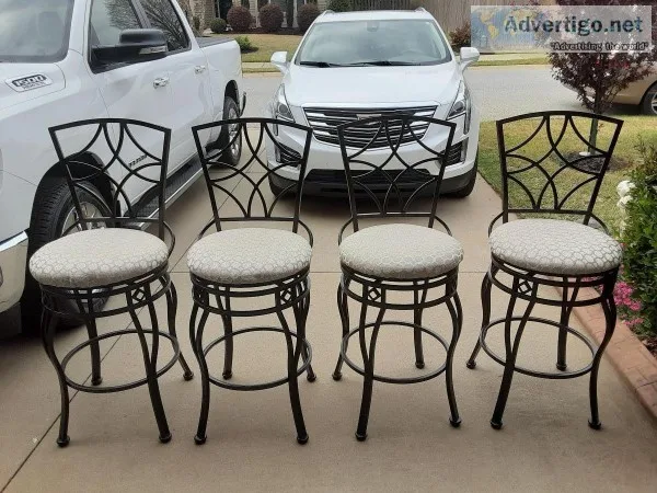 4 Bar Stools (Swivel)