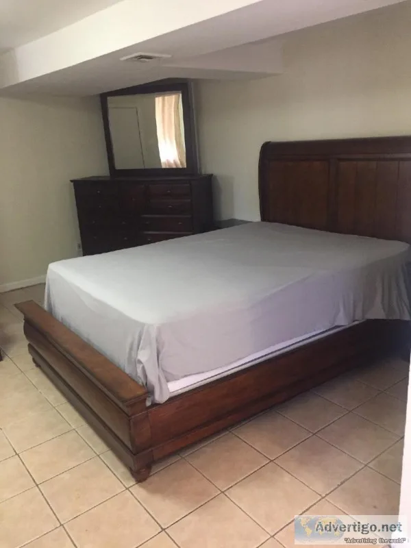 Furnished Room available by Cedar ave Private House