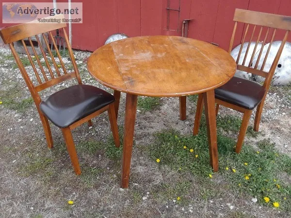 Nice table and 2 chairs