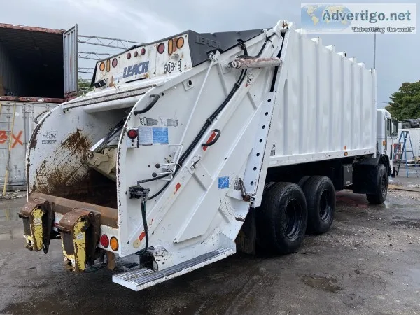 2005 peterbilt 320 leach rear loader garbage truck