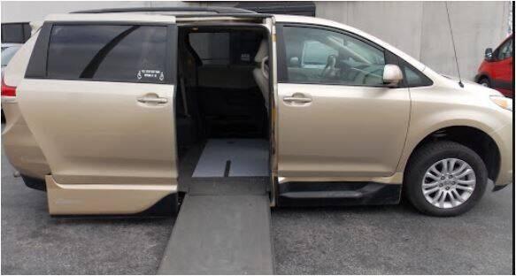 2014 Toyota Sienna XLE Wheelchair Mobility Accessible