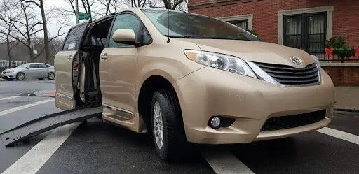 2014 Toyota Sienna XLE Wheelchair Mobility Van