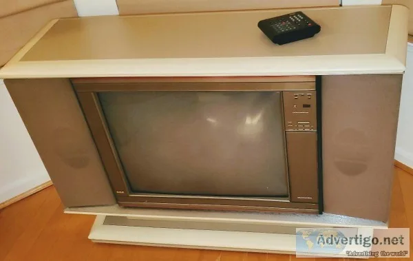 Vintage 1986 White RCA 27-Inch ColorTrak 2000 Television (Stereo