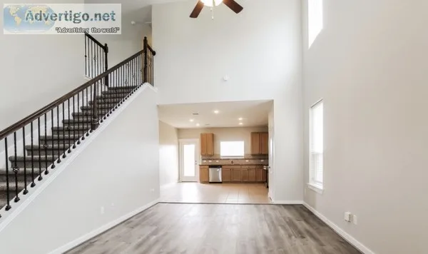 GORGEOUS 3 BED UP FOR A YEAR LEASE