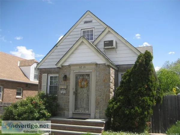 (ORE) 32-31 Utopia Pkwy Flushing NY 11358 4BR3BA 960000