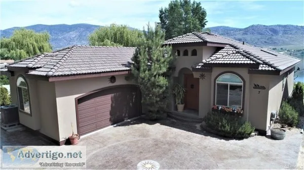 Stunning Lake Osoyoos Waterfront Escape