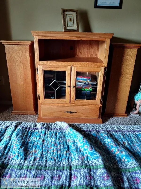 Tv stand with 2 towers