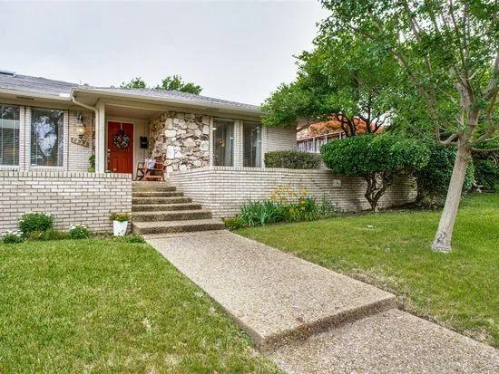 North Dallas located near shopping and restaurants.