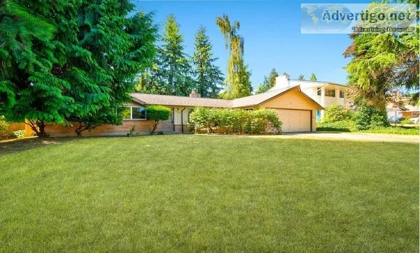 Great 3 bedroom 1.75 bath rambler on a nice southern exposure