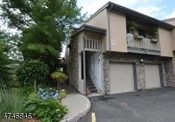 Sunny and Spacious End-Unit in the heart of West Orange