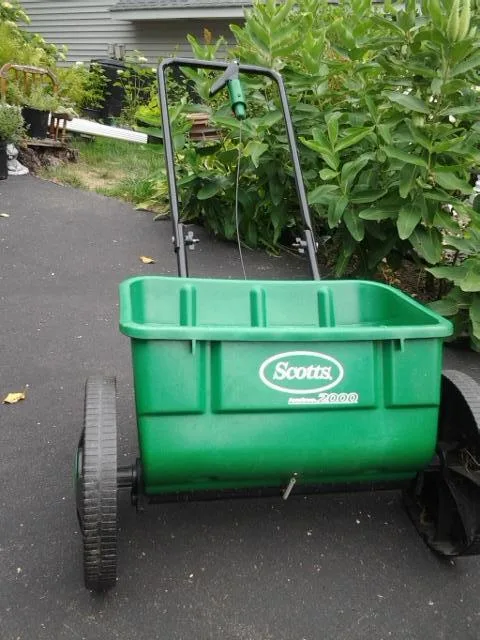 SCOTTS DROP SPREADER