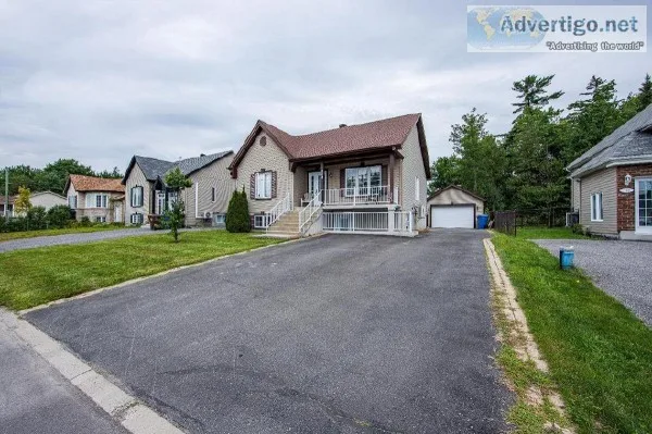Belle maison avec bachelor et garage d&eacutetach&eacute  &agrav