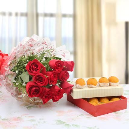 SendOrder Combo Flowers with Sweets Online  FlowersCakesOnline