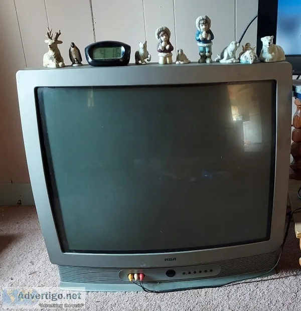 Color tv older style works Good