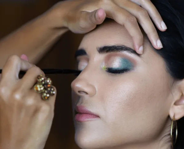 Online professional makeup course - coursebees