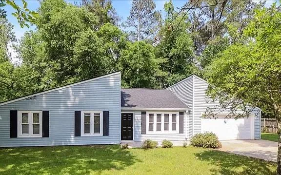 132 Riverchase Dr Woodstock GA 30188