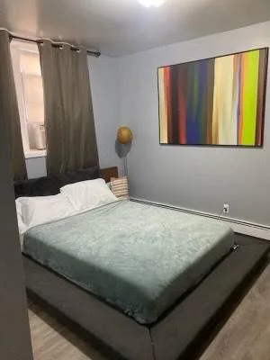 - Furnished room 4 rent by - Zabriskie Street