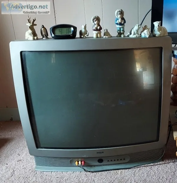 Color tv older style works Good