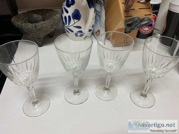 SET OF ( 4) WINE GLASSES ( CRYSTAL)