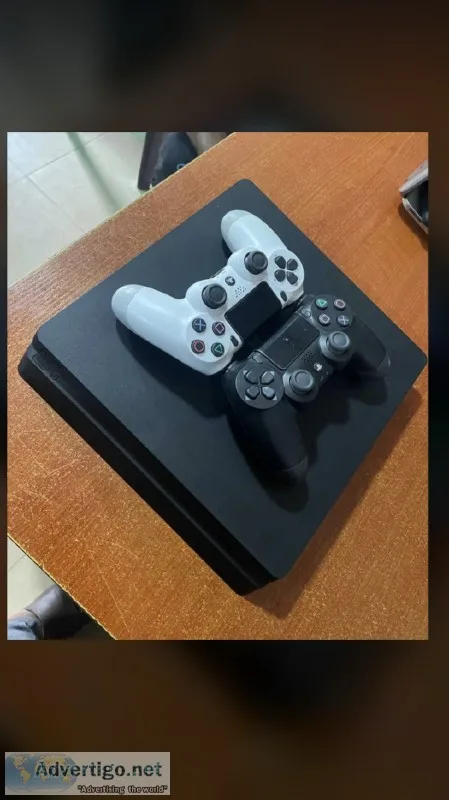 Ps4 slim 2 pads with 2 games