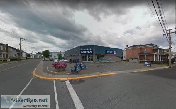Commercial building on main street in St-Tite