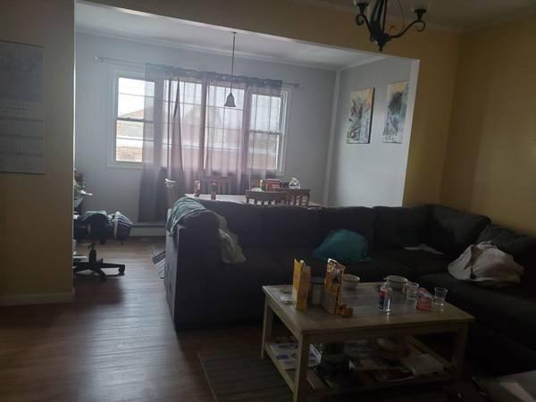 2 Floors (2nd and 3rd) 4 Bedrooms 2 Full Bathrooms Kitchen Livin
