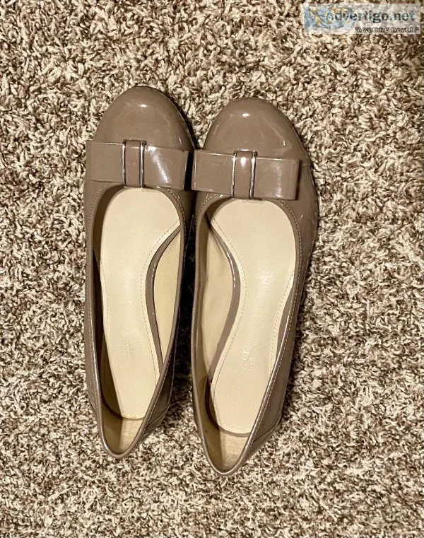 Tan Patton leather Naturalizer shoe with 2 inch heel