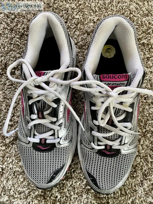 Saucony gray and pink athletic shoe in size 9