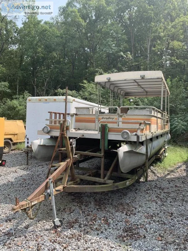 Suntracker Party Barge Boat 26&rsquoi Believe and 2 stroke engin