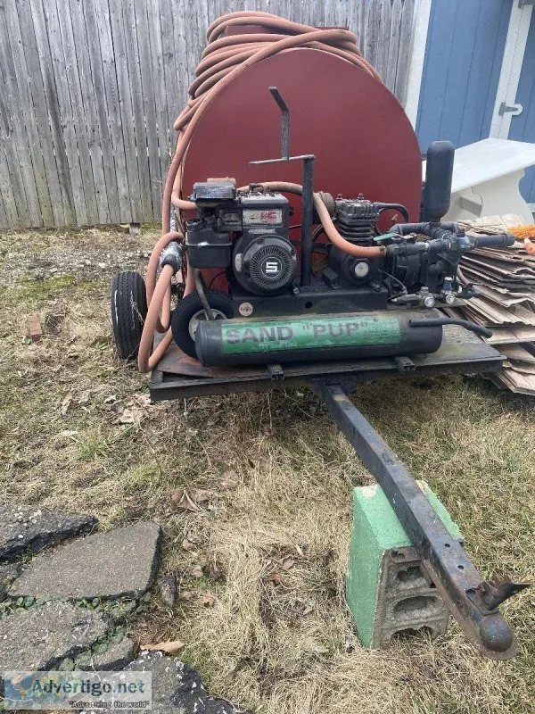 Towable blacktop sealer spraytank