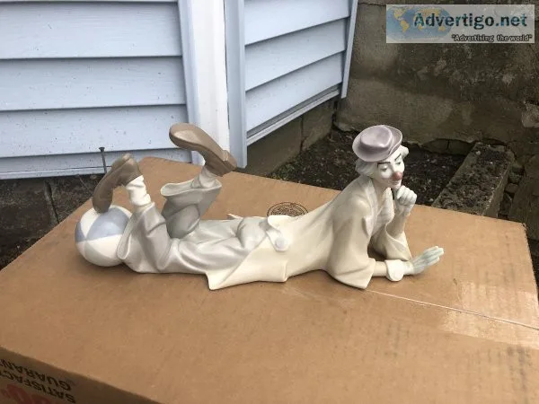 LLadro reclining clown with ball