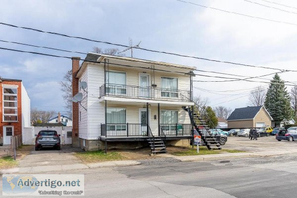 Duplex 5 12 et 4 12 tr&egraves bien situé dans St-Jé