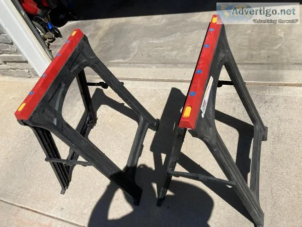 2 collapsible sawhorses